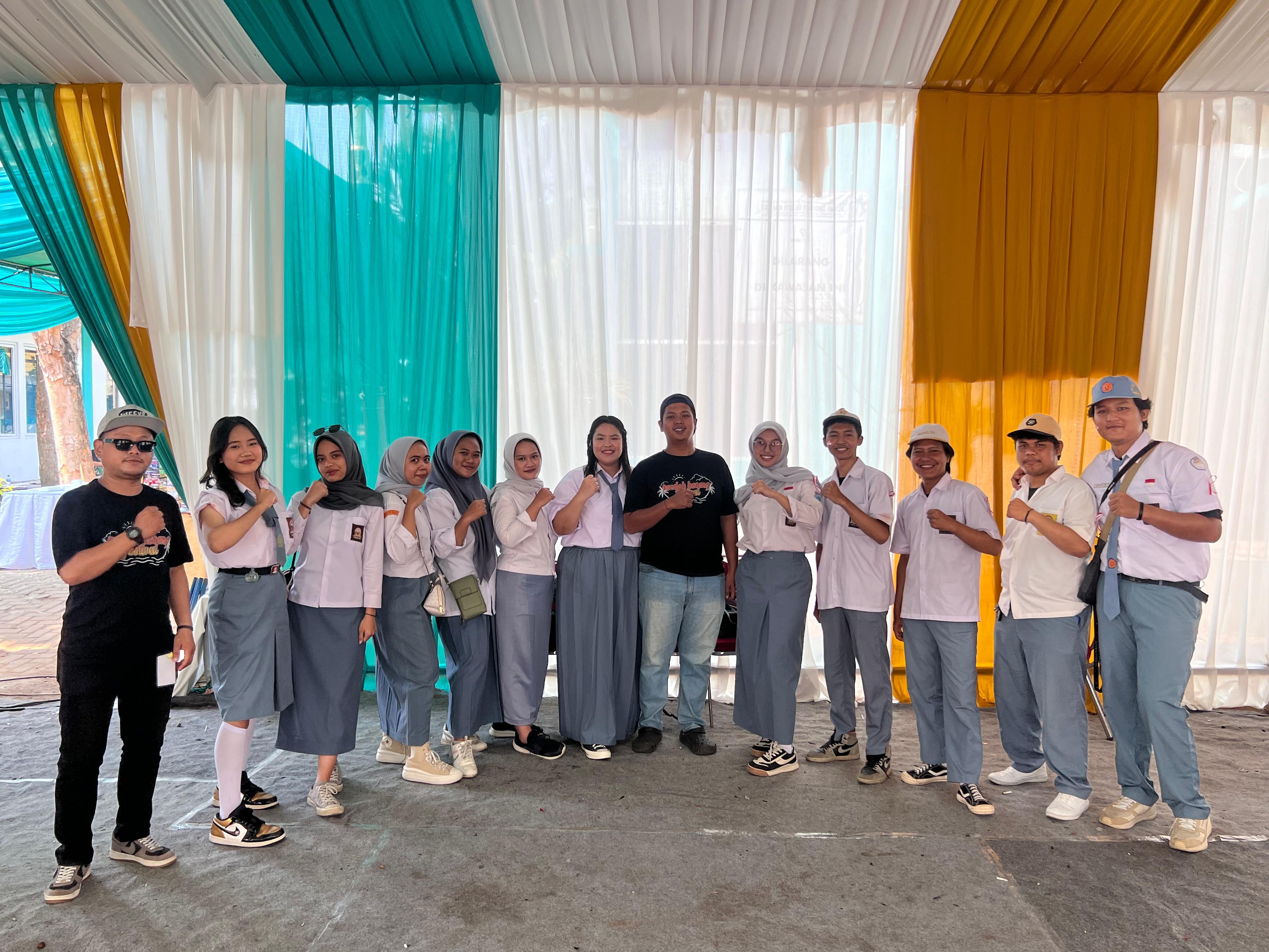 Foto Anggota Karang Taruna Memakai Seragam SMA